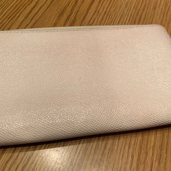 Coach wallet.  OFF WHITE.  Shows signs of wear.  USED. - Picture 5 of 5